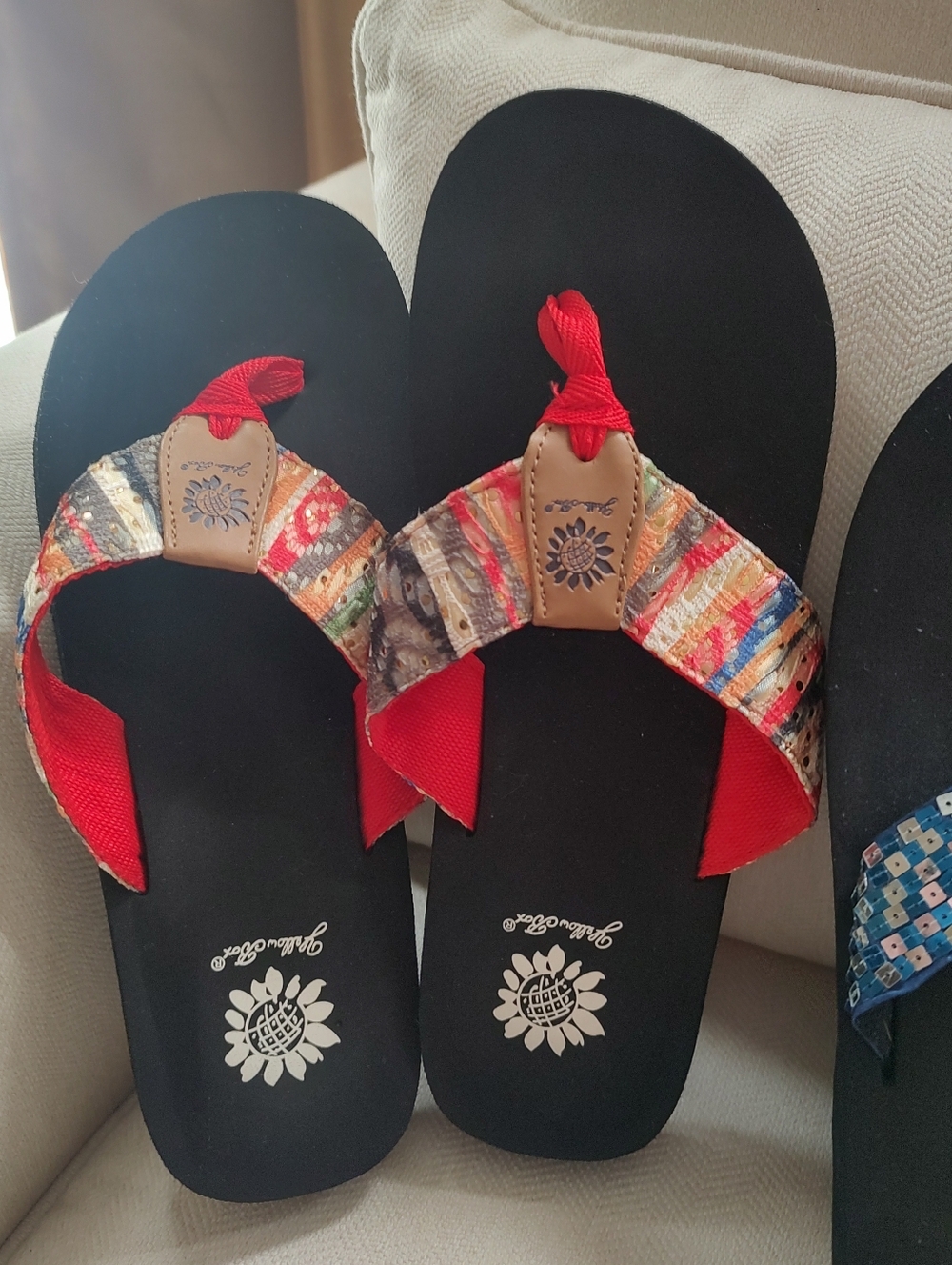 3 Pairs of Yellow Box Black Flip Flops - Picture 3 of 6